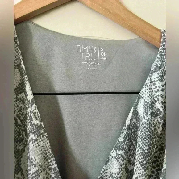 EUC Time & Tru Snakeskin Gray Midi Women’s Size Small (4-6) - Picture 4 of 9